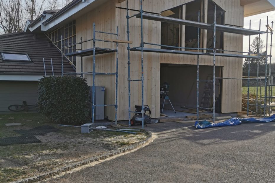 Garage en chantier par Construction Rénovation Vautey pour réaliser l'agrandissement en bois de la résidence